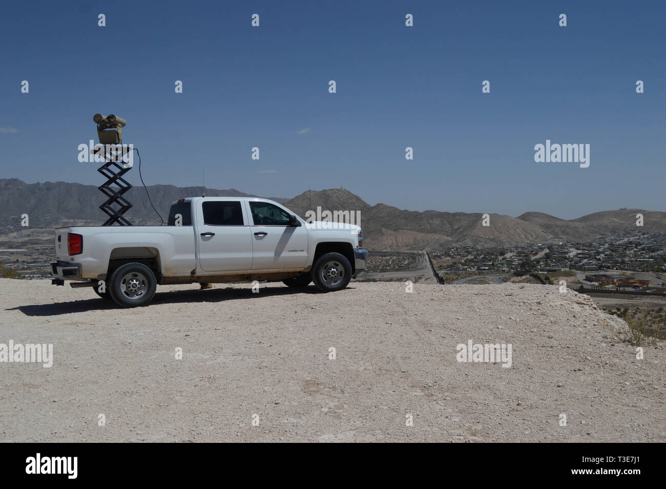 Un Mobile fotocamera di sorveglianza parcheggiato a 'Monument uno' vicino a Santa Teresa Porto di entrata in Sunland park, N.M., 3 aprile 2019. Il monumento di un MSC è uno dei 22 lungo il Nuovo Messico/Messico confine azionato da soldati assegnati a 1-37 Campo Battaglione di artiglieria. Il Dipartimento della Difesa ha dispiegato unità attraverso il confine sud-ovest su richiesta degli Stati Uniti Delle dogane e della protezione delle frontiere ed è fornire logistiche, ingegneria, forza e funzioni di protezione. (US Army foto di Sgt. 1. Classe TaWanna Starks) Foto Stock