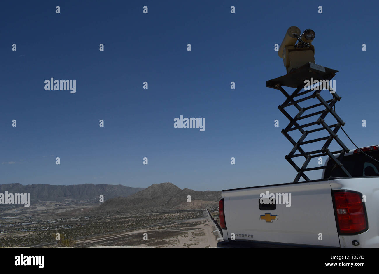 Un Mobile fotocamera di sorveglianza parcheggiato a 'Monument uno' vicino a Santa Teresa Porto di entrata in Sunland park, N.M., 3 aprile 2019. Il monumento di un MSC è uno dei 22 lungo il Nuovo Messico/Messico confine azionato da soldati assegnati a 1-37 Campo Battaglione di artiglieria. Il Dipartimento della Difesa ha dispiegato unità attraverso il confine sud-ovest su richiesta degli Stati Uniti Delle dogane e della protezione delle frontiere ed è fornire logistiche, ingegneria, forza e funzioni di protezione. (US Army foto di Sgt. 1. Classe TaWanna Starks) Foto Stock