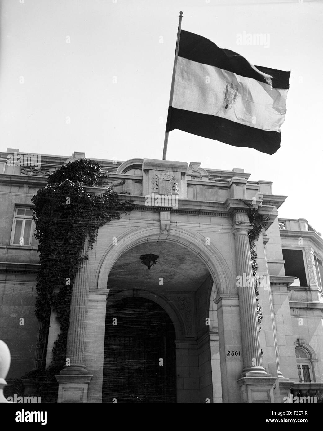 La bandiera del governo nazionalista sorvolare l'Ambasciata spagnola qui per la prima volta poiché il regime di Franco è stato riconosciuto dagli Stati Uniti ca. 1939 Foto Stock