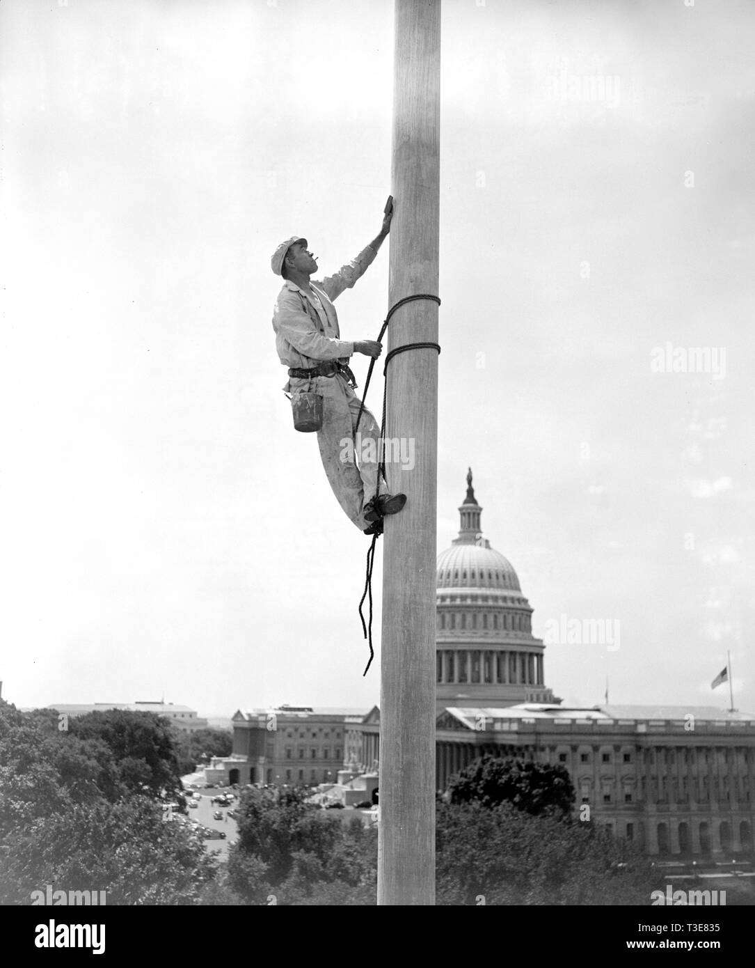 Lavoratore pittura bandiera polo del senato edificio per uffici a Washington D.C. ca. 1939 Foto Stock