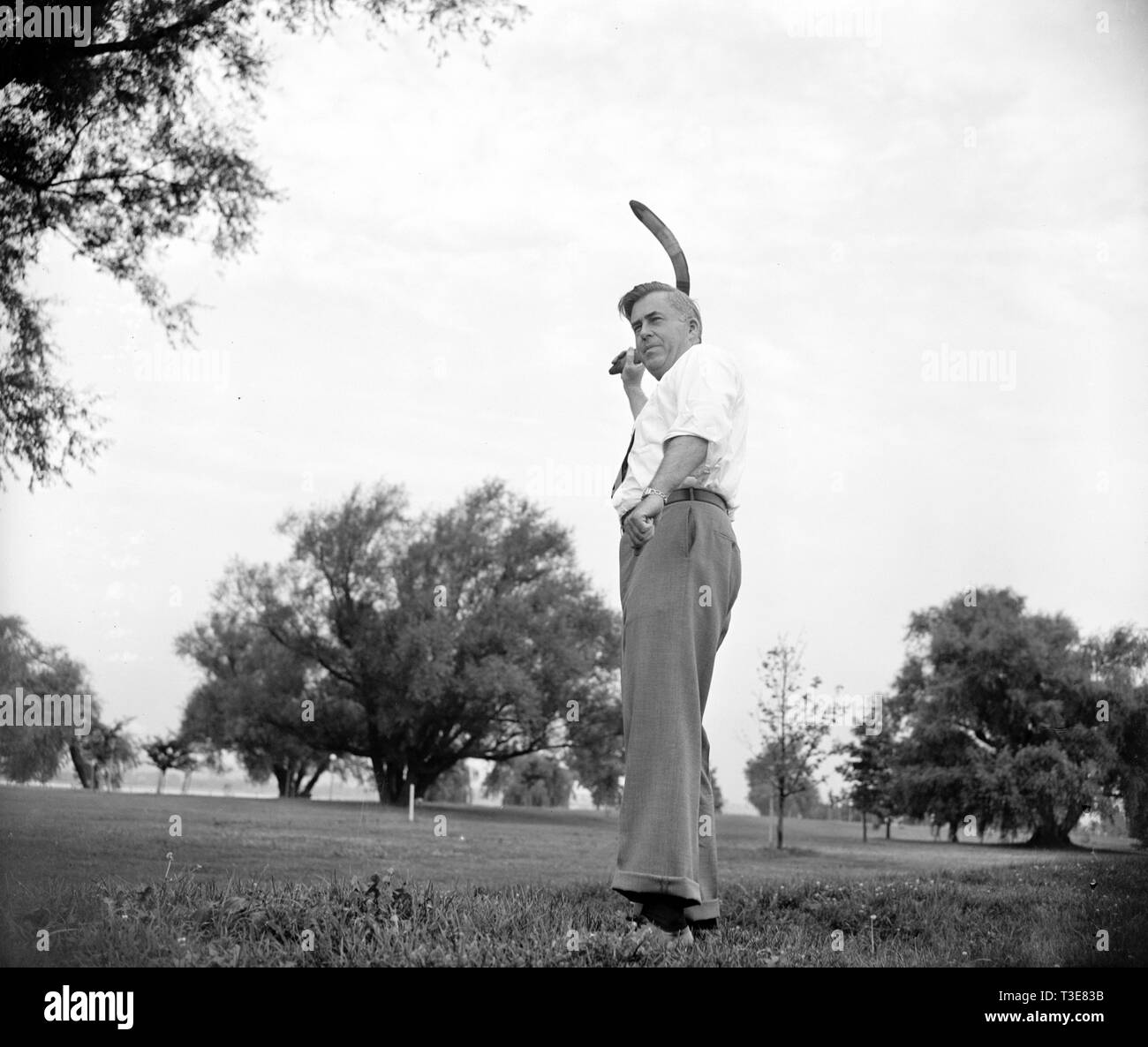 Segretario di Agricoltura Henry A. Wallace sta gettando boomerang. Egli pratica quotidianamente con un certo numero di suoi compari in Potomac Park ed è diventato abbastanza abile nella gestione dell'arma che è stata originata da aborigeni australiani Foto Stock