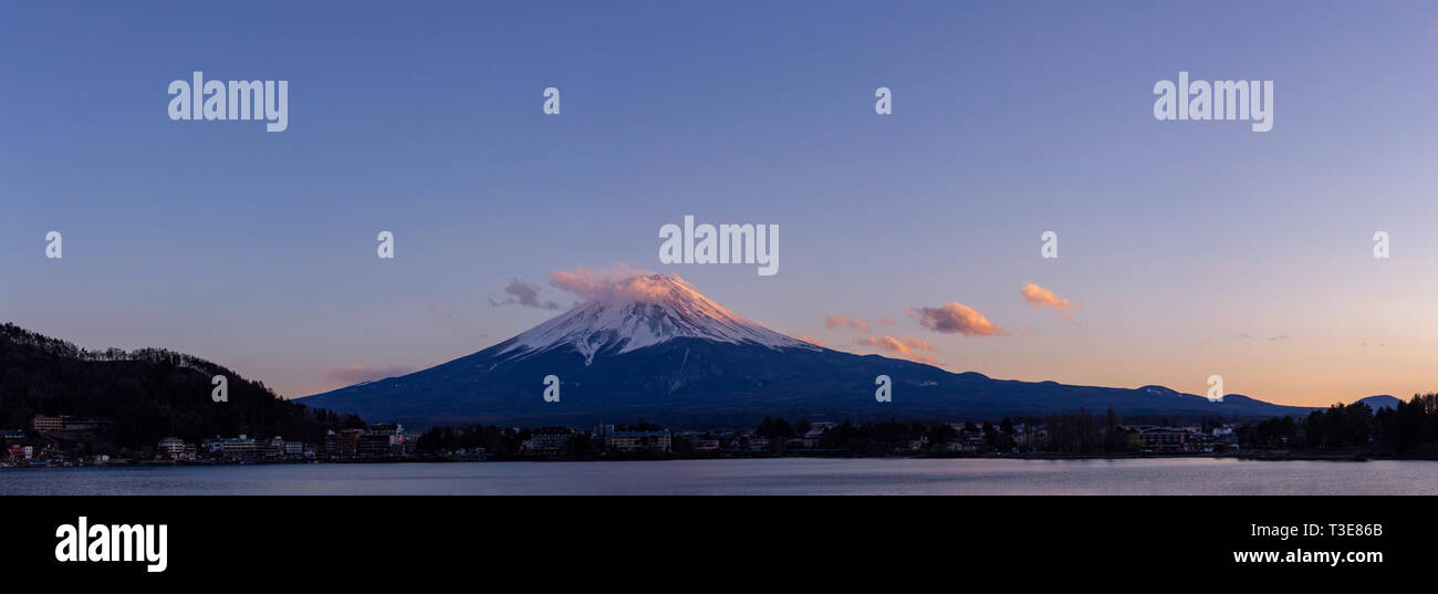 Panoramic Mt Fuji Kawaguchiko lake, Giappone paesaggio nel tramonto il giorno nel cielo blu il concetto di sfondo per fujisan natura giapponese landmark, neve Foto Stock