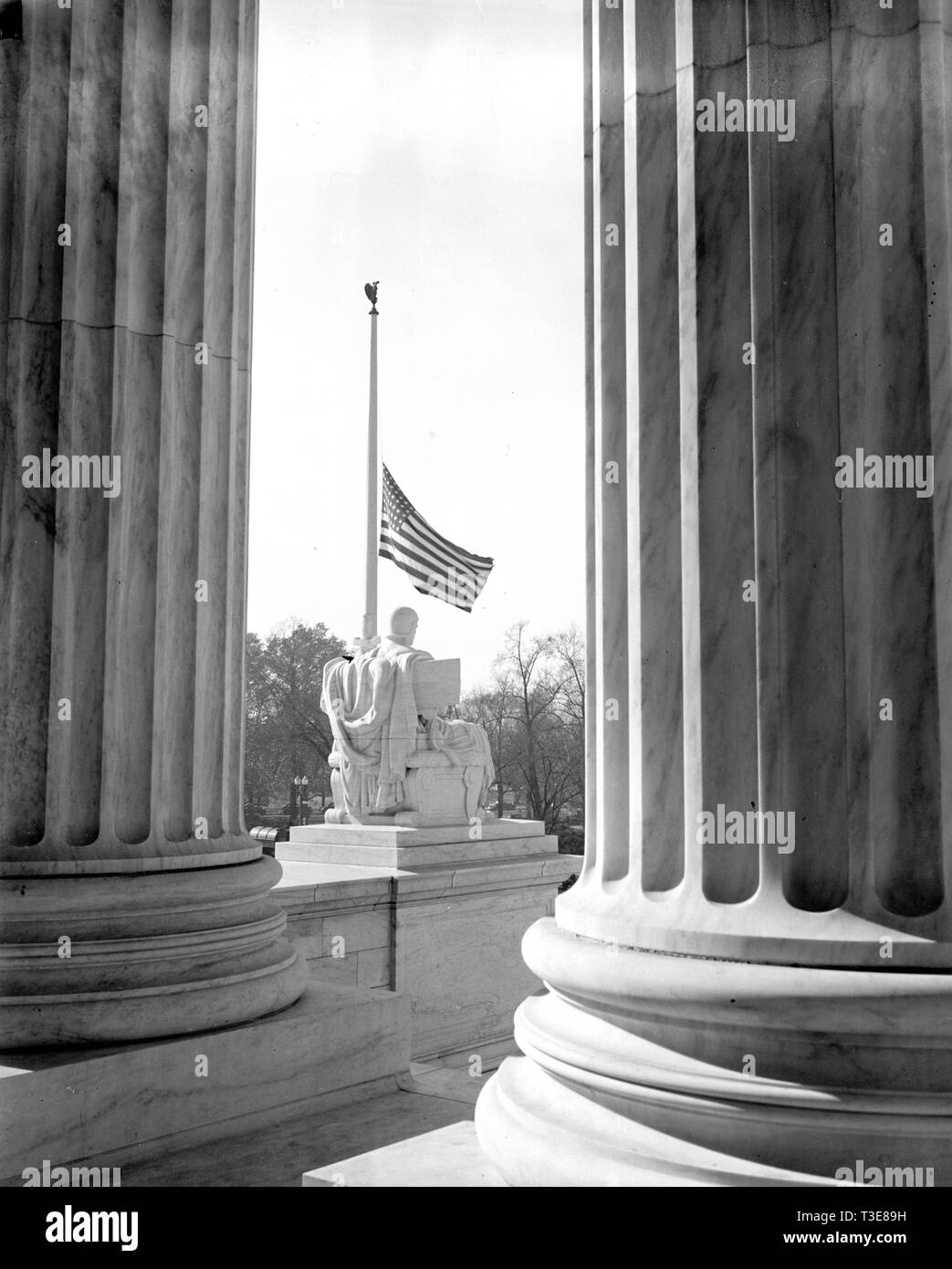 Scena attraverso i pilastri dell'U.S. Corte Suprema che mostra la bandiera a mezz' asta al di fuori del rispetto per la giustizia Pierce Butler, che è morto questa mattina dopo una lunga malattia ca. Novembre 1939 Foto Stock