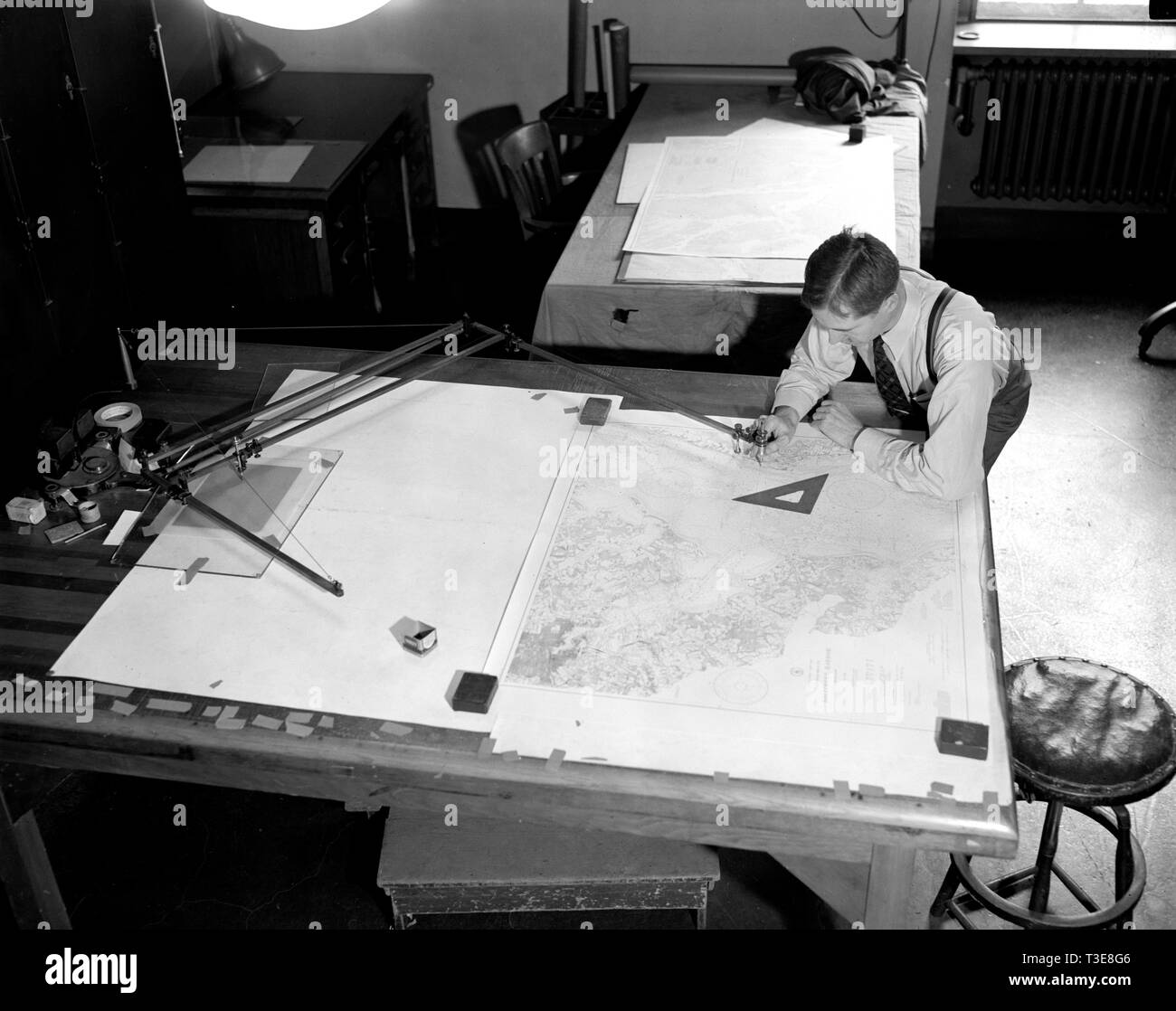 Mappa-rendendo divisione della Costa & Geodetic Survey, Dept of Commerce, cartografo nel processo di creazione di una mappa ca. 1940 Foto Stock