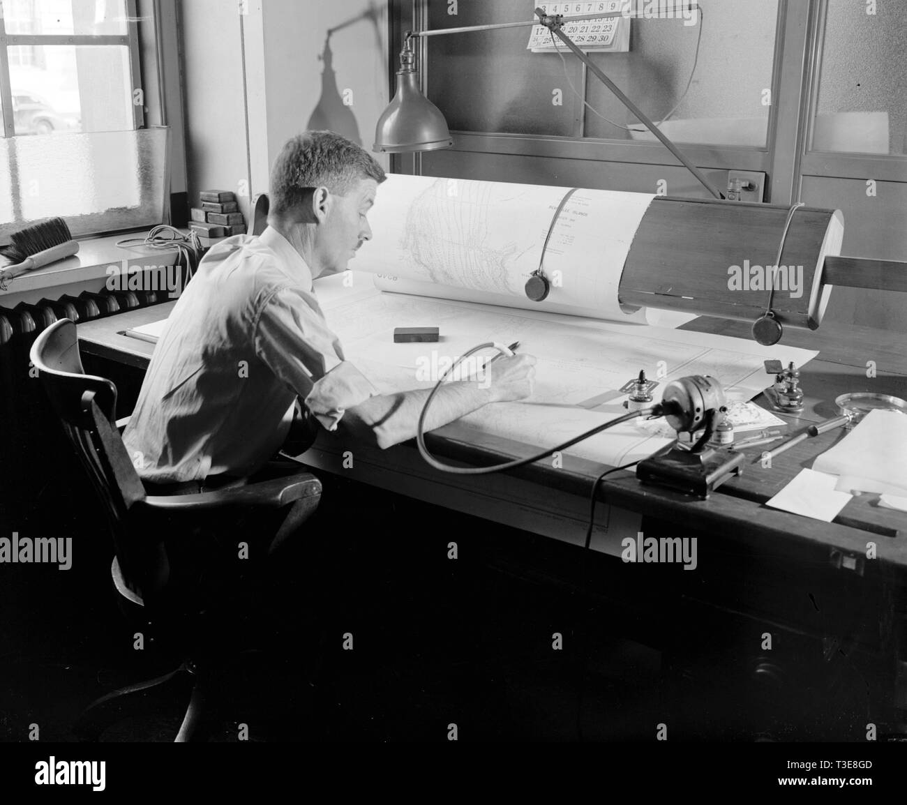 Mappa-rendendo divisione della Costa & Geodetic Survey, Dept of Commerce, cartografo mappa durante il processo di realizzazione di ca. 1940 Foto Stock