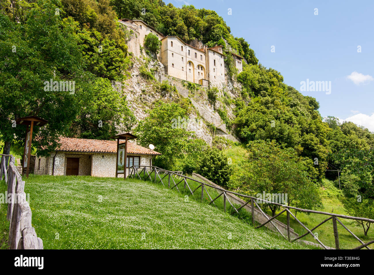 Greccio, Italia. eremo santuario eretto da San Francesco di Assisi nella Valle Sacra. In questo Monastero il santo ha dato i natali al primo soggiorno nat Foto Stock