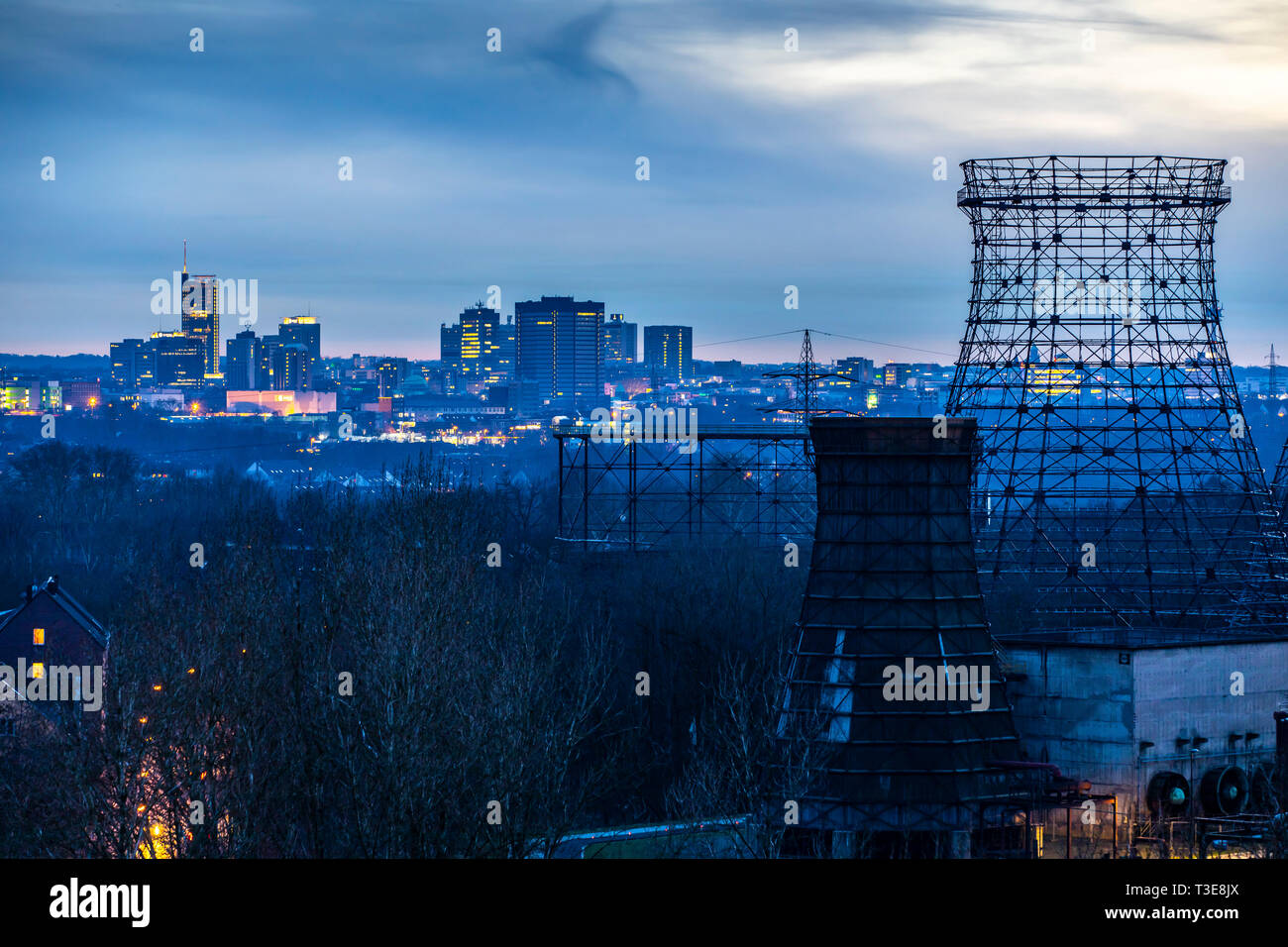 Skyline del centro di Essen, in Germania, a sinistra la torre di RWE, proprio di fronte al municipio, a destra della griglia di torri di raffreddamento sulla cokeria Zollverein, Foto Stock