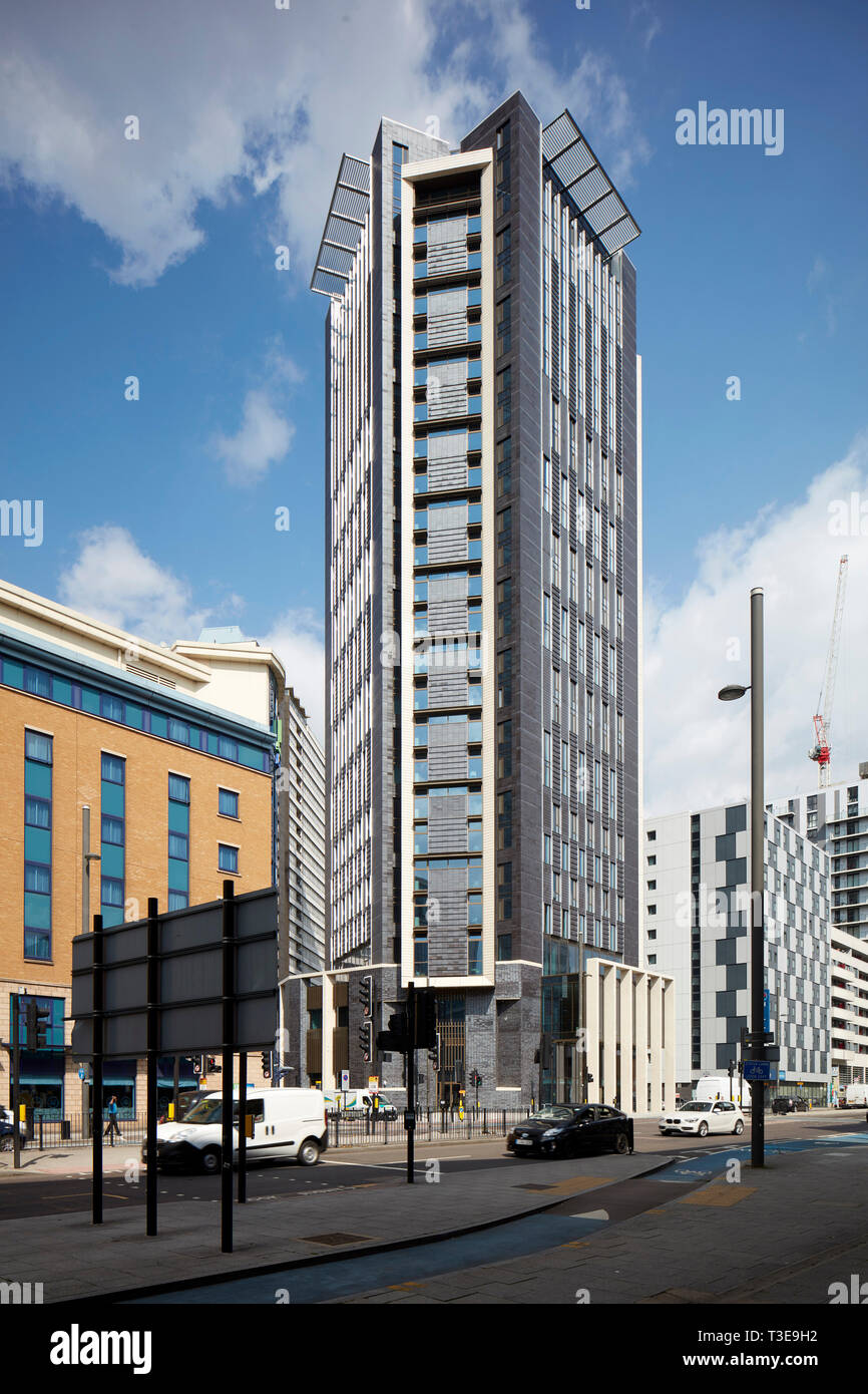 Ripresa a tutto campo dall'street. Torre di Stratford, Londra, Regno Unito. Architetto: MJP Architects, 2018. Foto Stock