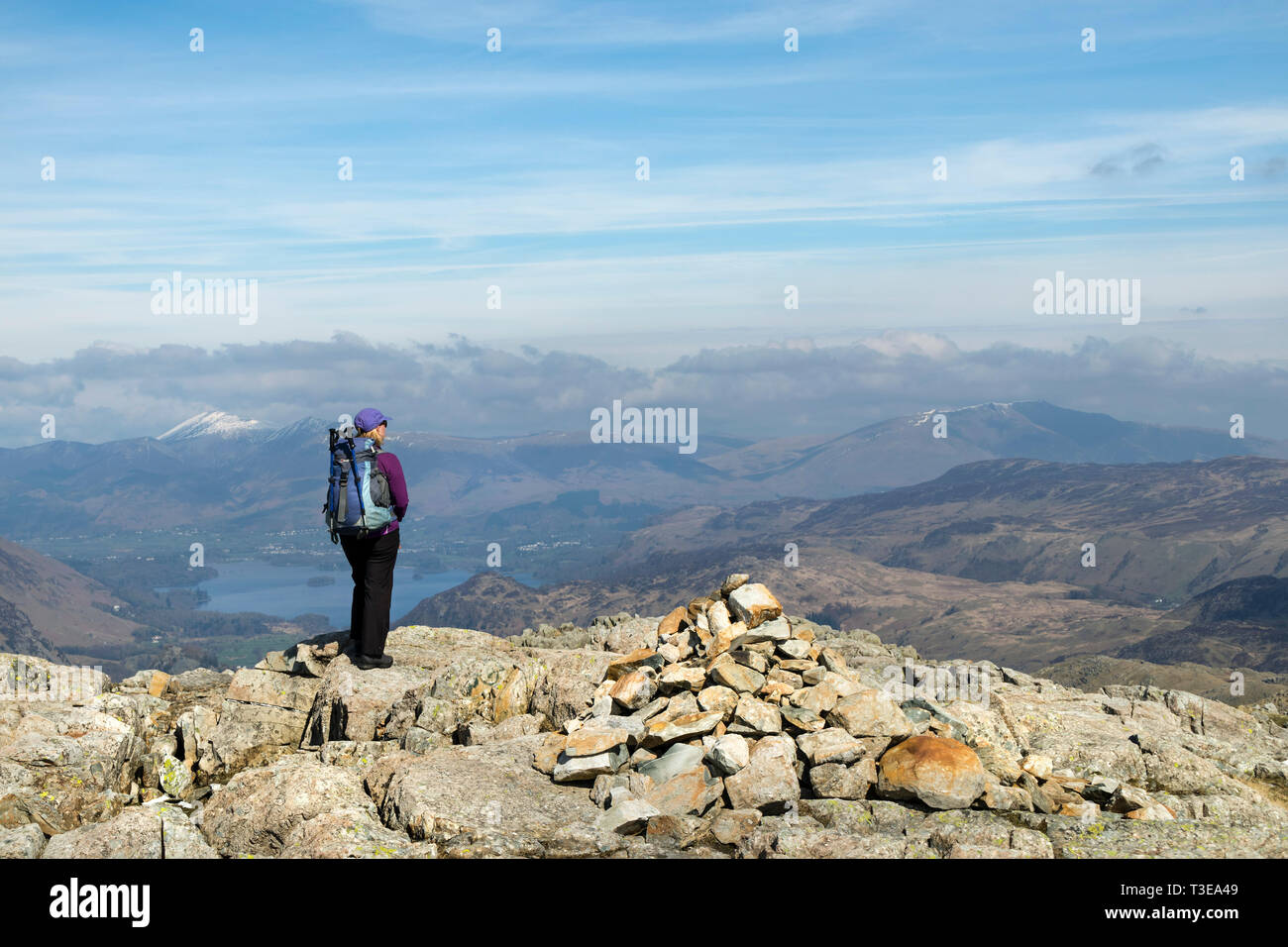 Walker su Glaramara godendo la vista verso Derwent Water Skiddaw e Blencathra , Lake District, Cumbria, Regno Unito Foto Stock