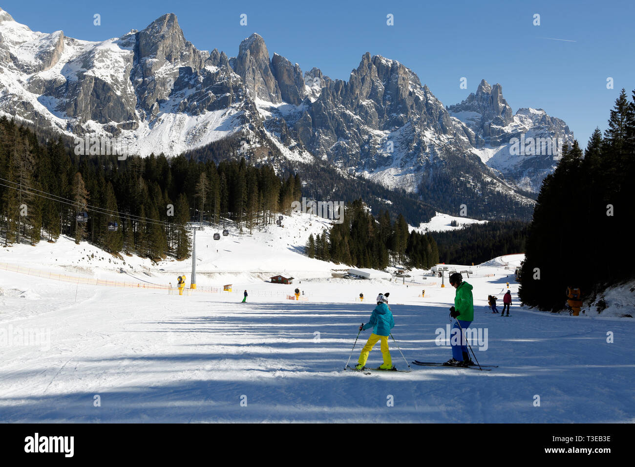 Pista da sci con gli sciatori,Malga Ces, Tognola, stazione sciistica di San Martino di Castrozza, Trentino, Italia, Europa Foto Stock