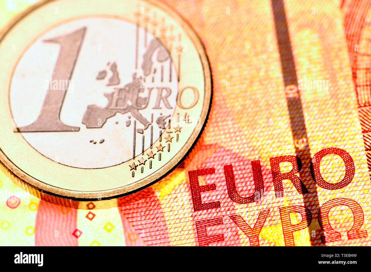 1 Euro moneta su un 10 Euro nota Foto Stock