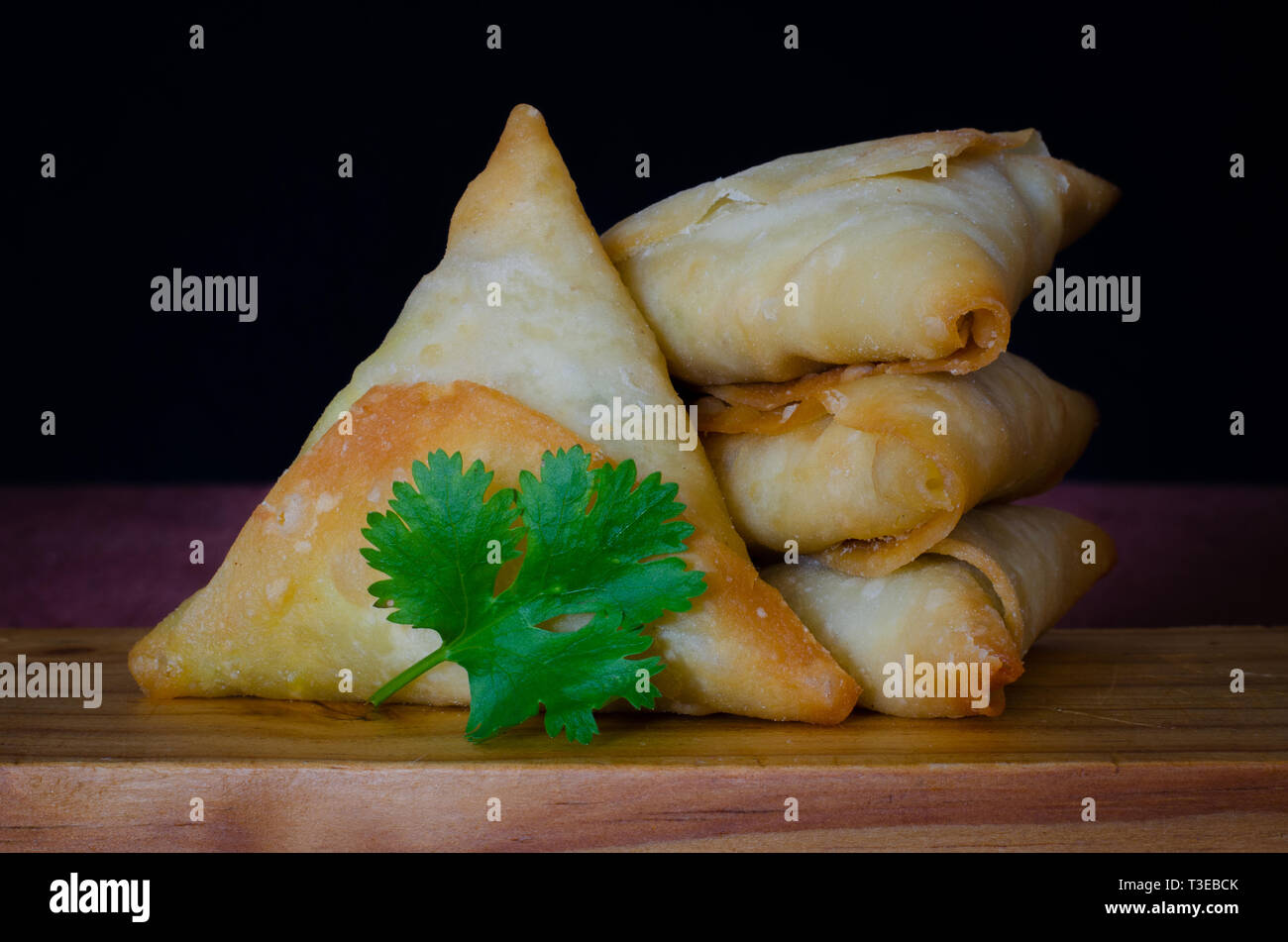 Samoosas, talvolta anche indicati come un somosa, sono sempre popolari delicatezza indiano a Durban, Sud Africa. Durban ha il più grande polulatio indiano Foto Stock