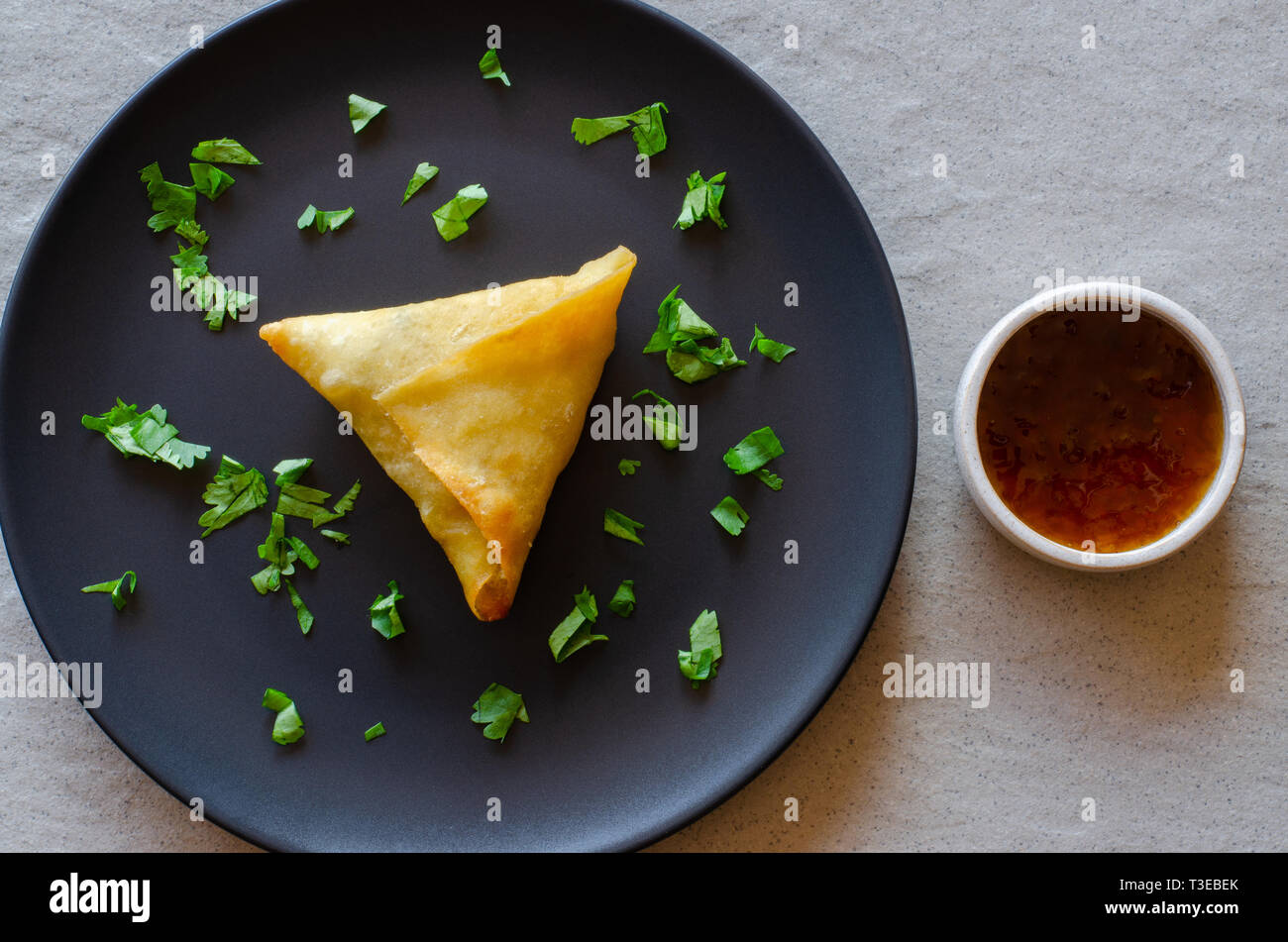 Samoosas, talvolta anche indicati come un somosa, sono sempre popolari delicatezza indiano a Durban, Sud Africa. Durban ha il più grande polulatio indiano Foto Stock