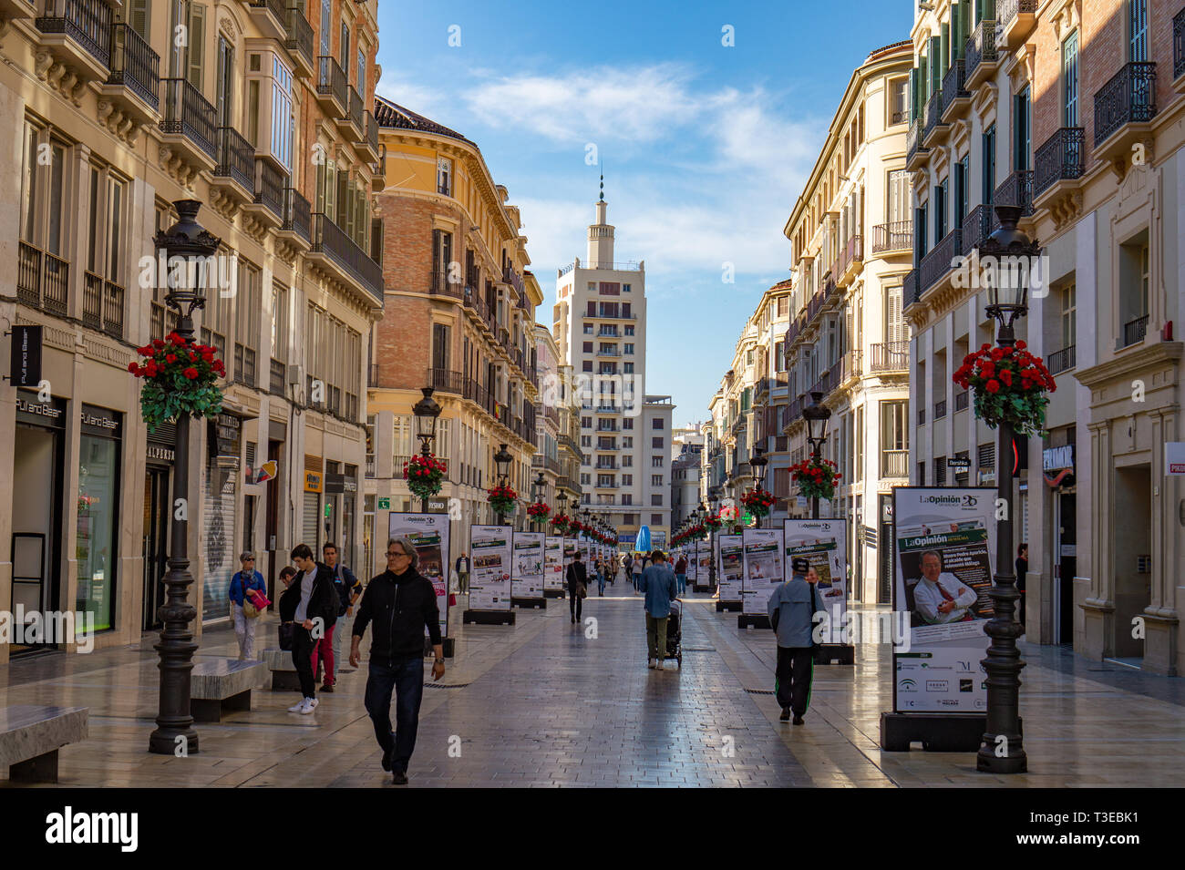 MALAGA. Spagna / 04.04.2019 : Calle Marques de Larios - strada pedonale dello shopping a Malaga. La Spagna con la opinión pubblicità su giornali Foto Stock