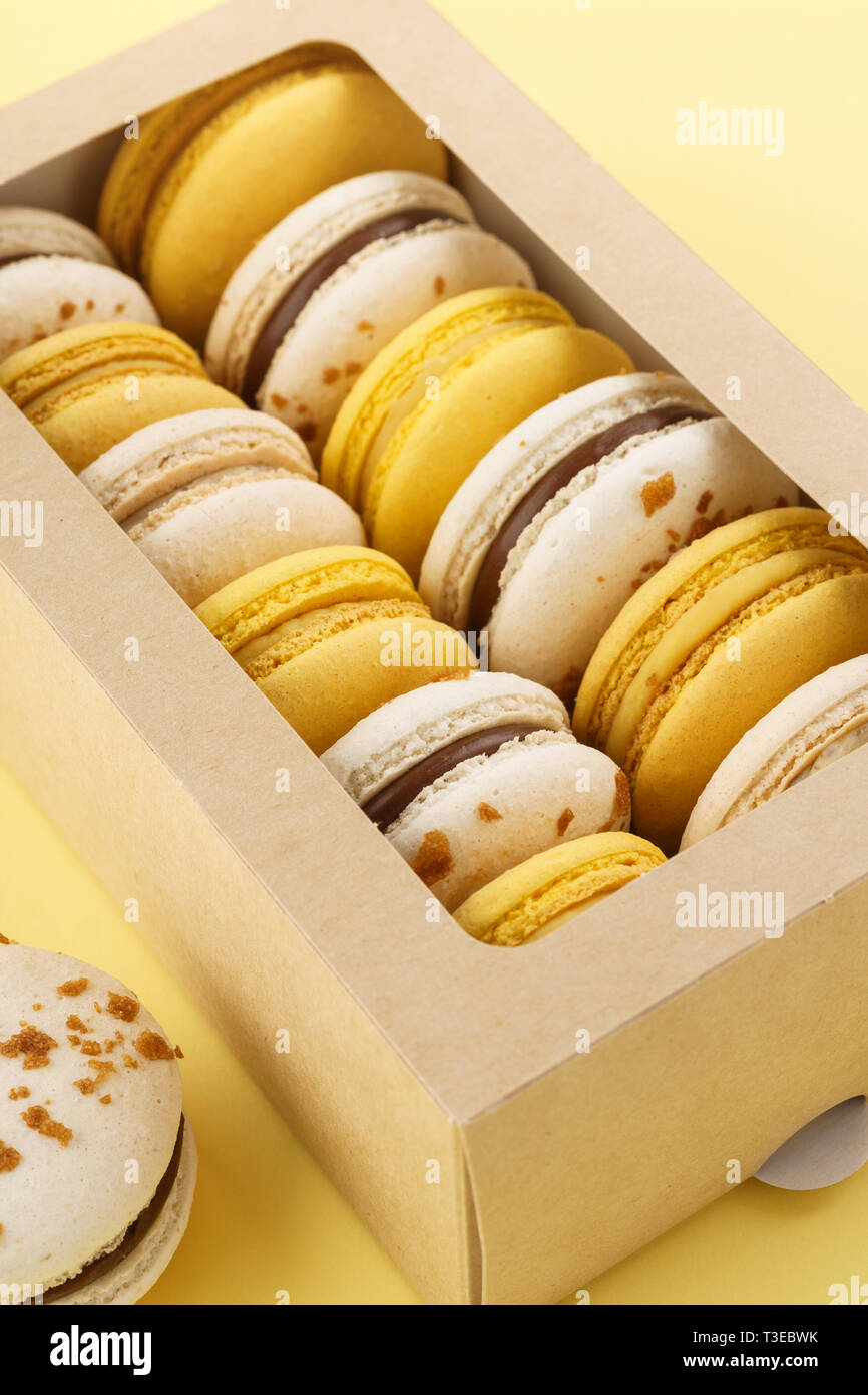 Macaron colorati con vari ripieni in una confezione regalo su sfondo giallo  Foto stock - Alamy