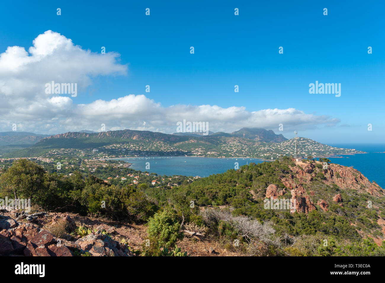 Vista dal cappuccio du Dramont verso il Massiccio de l'Esterel, Saint-Raphael, Var, Provence-Alpes-Côte d'Azur, in Francia, in Europa Foto Stock