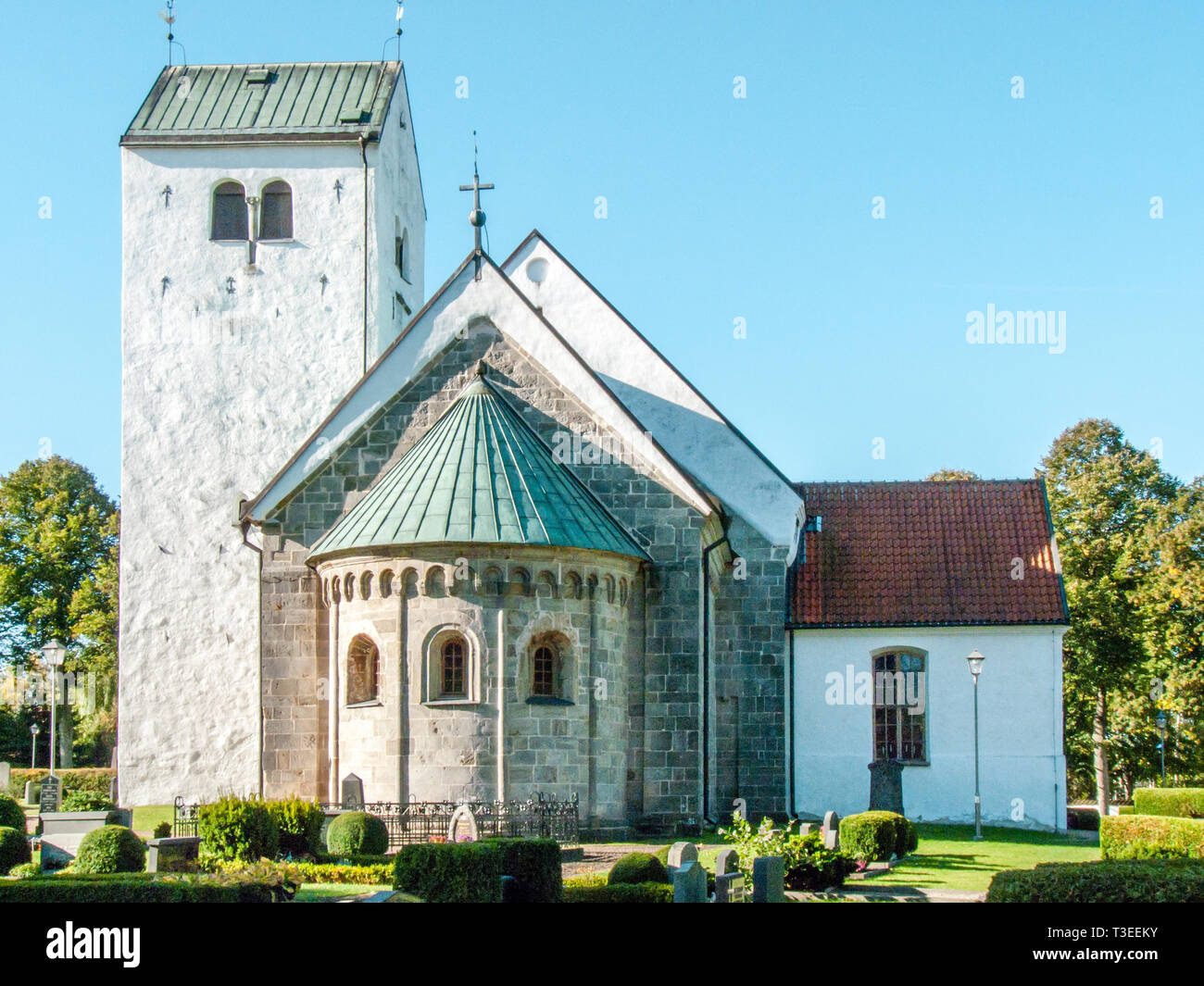 Vecchi monumenti medievali chiesa di pietra con la torre dell orologio e unici affreschi romanici a Va, Svezia, 9 ottobre 2009 Foto Stock