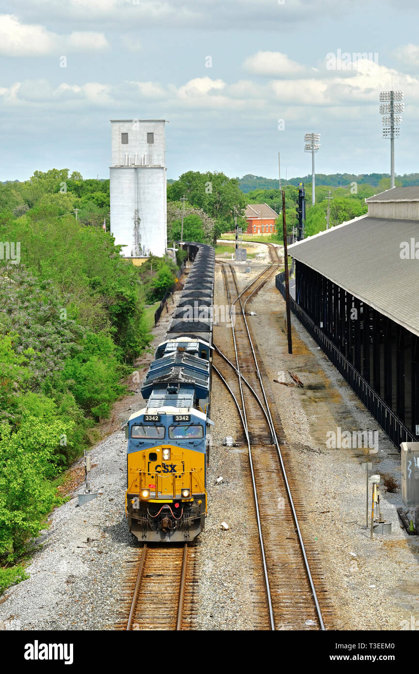 La CSX Transportation GE ET44AH locomotiva diesel tira un lungo treno di carbone nella tramoggia di carbone auto attraverso Montgomery in Alabama, STATI UNITI D'AMERICA, cantiere di commutazione. Foto Stock