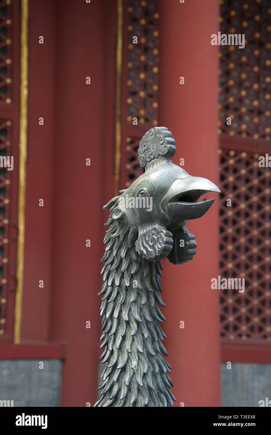 Statua di un mitico uccello cinese bestia. Una sorta di angry lungo il collo di pollo, con un becco affilato e lungo collo sfumato. In prossimità della sua testa con rosso Foto Stock