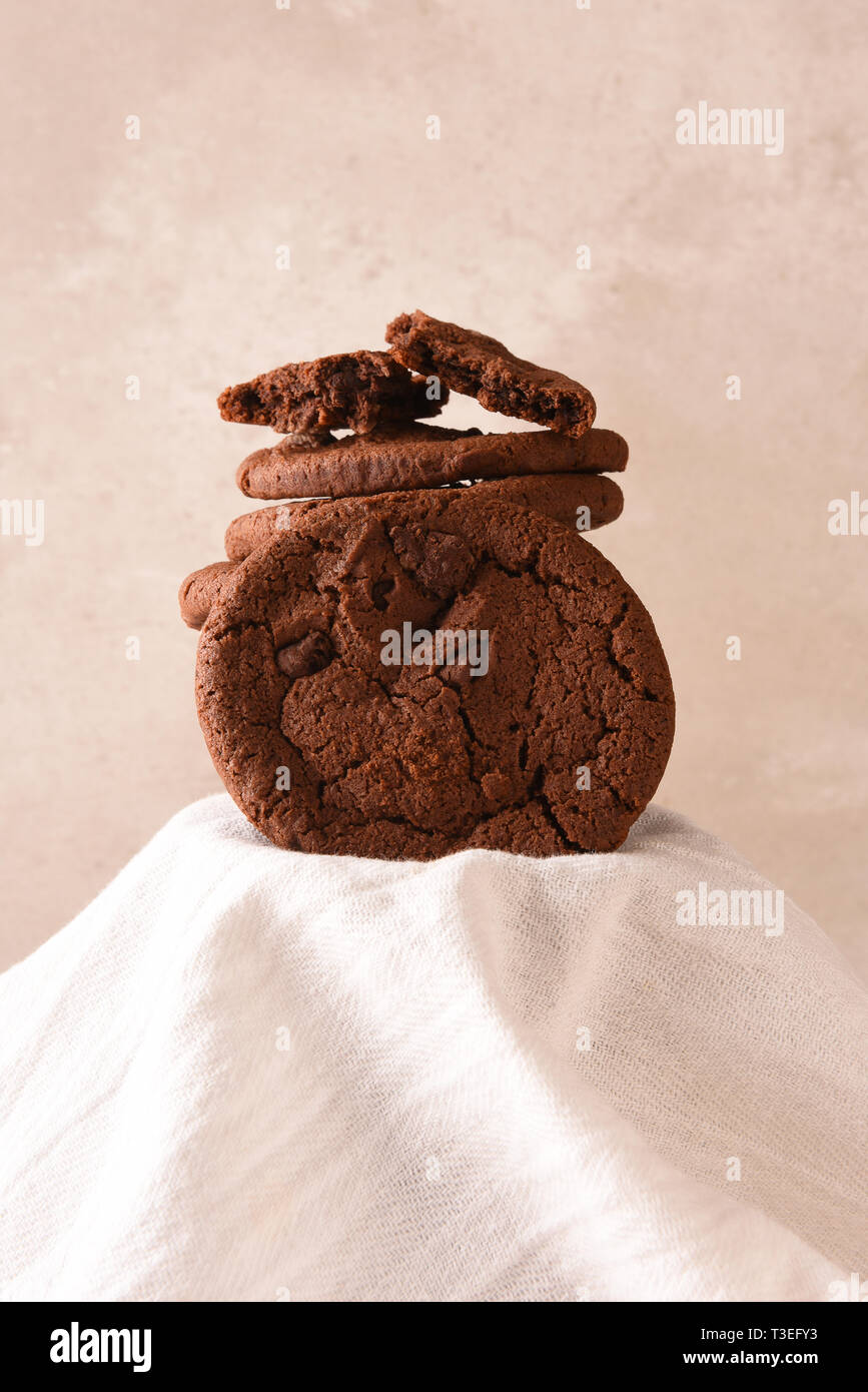 Il cioccolato biscotti con scaglie di cioccolato su un piedistallo coperti con un asciugamano da cucina. Foto Stock