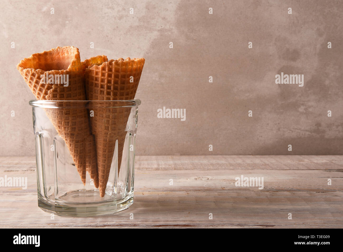 Primo piano della cialda di tre coni gelato in un bicchiere ampio, con copia spazio. Foto Stock