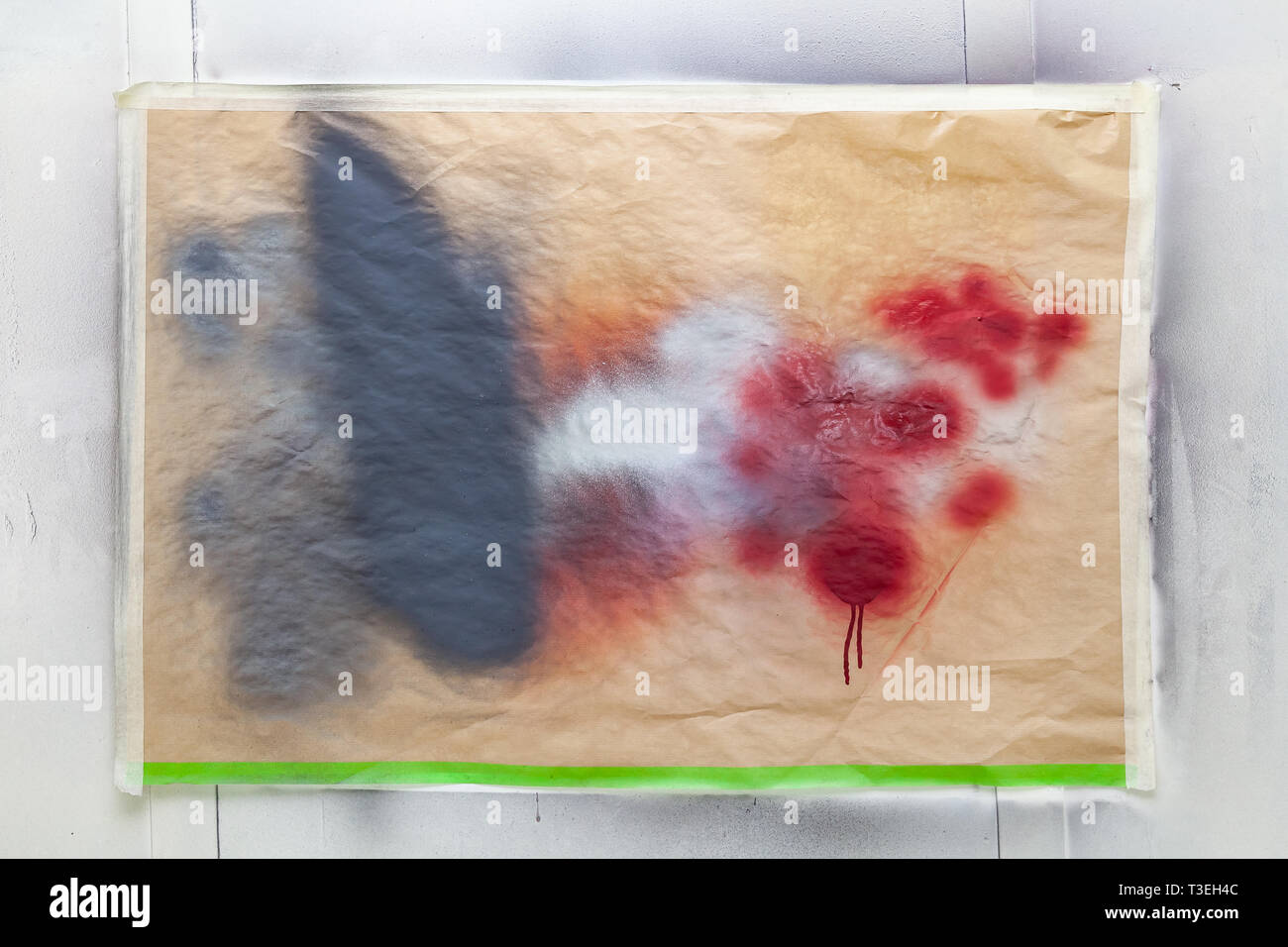 Un foglio di carta attaccato al muro con il nastro scotch macchie da  spruzzi di vernice di colore di prova prima della verniciatura Foto stock -  Alamy
