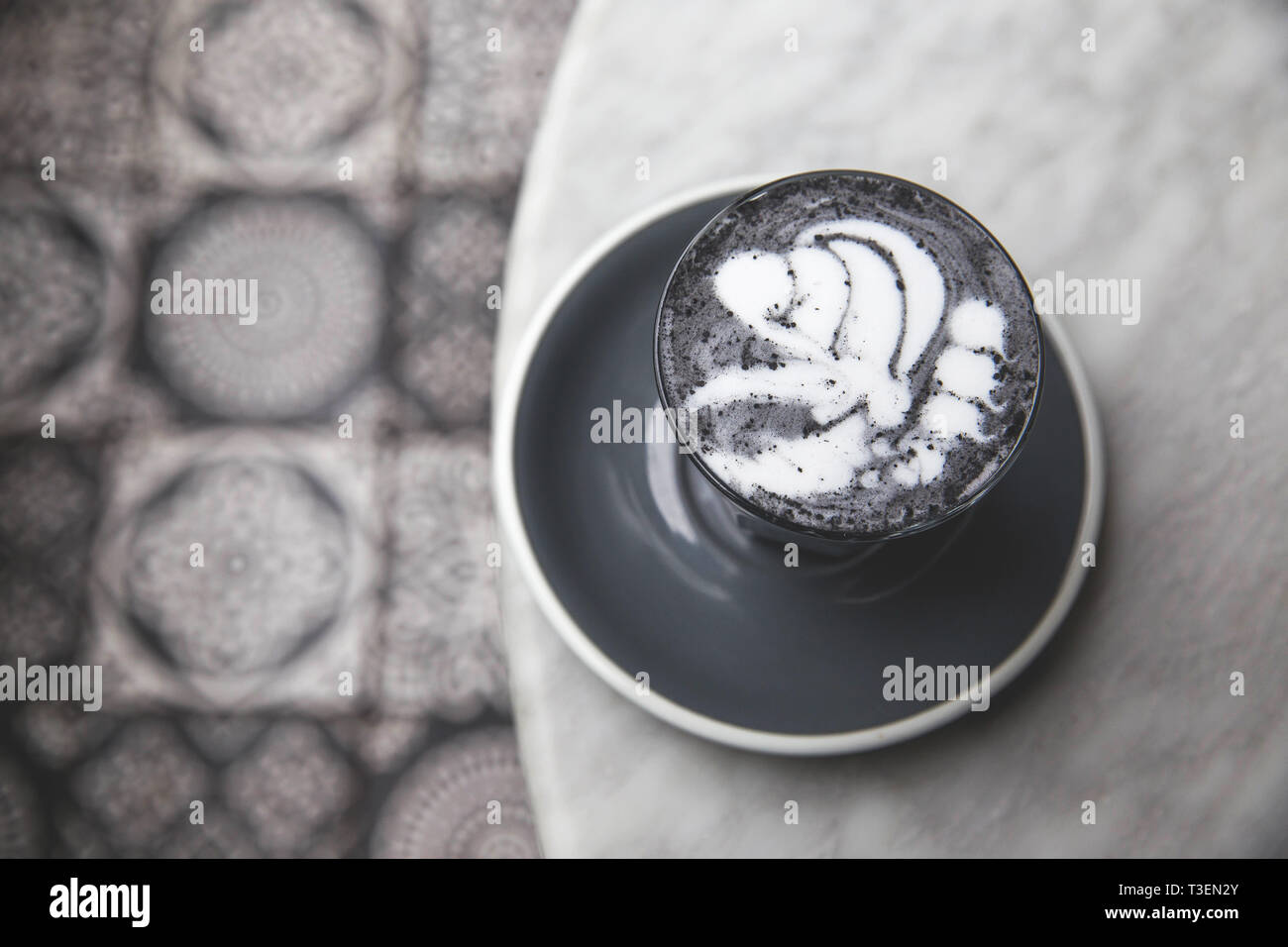 Carbone di legna super latte su sfondo marmo. Alla moda di sana bevanda organica Foto Stock