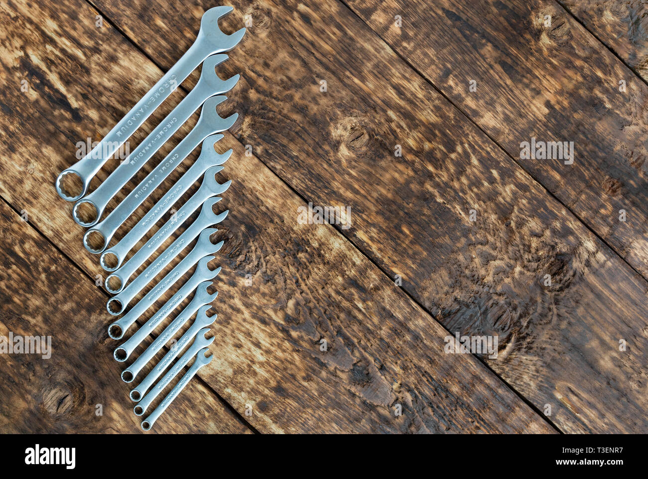 Set di chiave contro il vecchio di tavole di legno sfondo Foto Stock