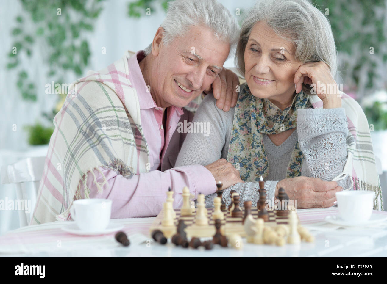 Close up ritratto di felice coppia senior giocando a scacchi insieme Foto Stock