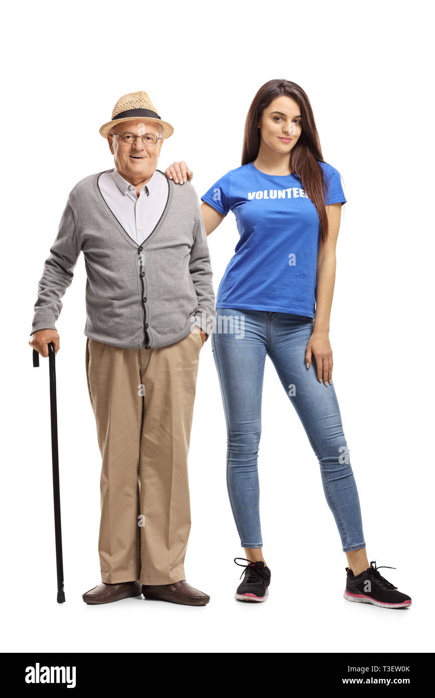 A piena lunghezza Ritratto di un uomo anziano con una canna e una giovane donna volontario in posa isolati su sfondo bianco Foto Stock