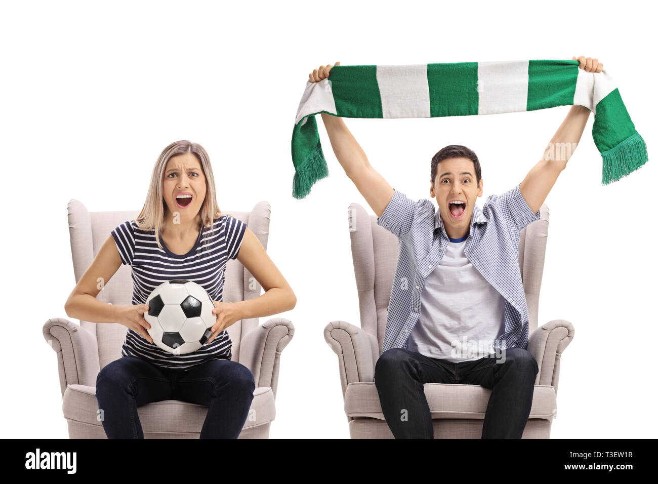 Gli appassionati di calcio con un campo di calcio e un foulard seduto in poltrona e rasserenanti isolati su sfondo bianco Foto Stock