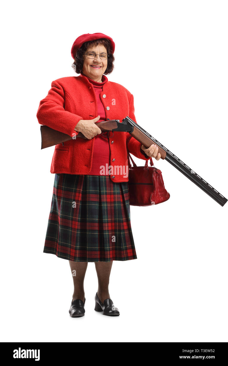 A piena lunghezza Ritratto di una signora anziana in carica un fucile e sorridente isolati su sfondo bianco Foto Stock