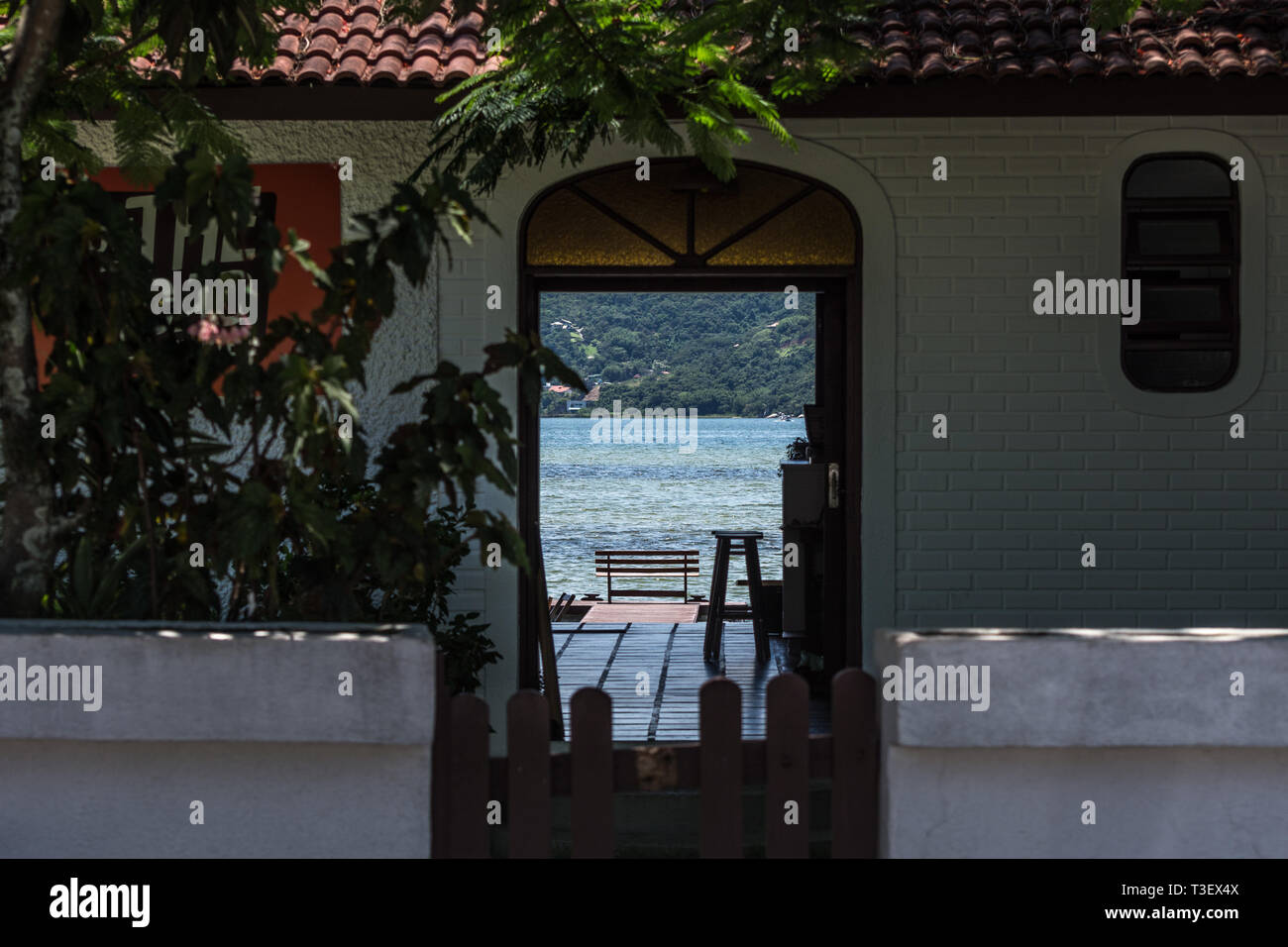 2019, gennaio. Florianópolis, Brasile. Fantastica casa ai margini della laguna di Conceicao. Vi-se un completamente area aperta che transpasses il hous Foto Stock