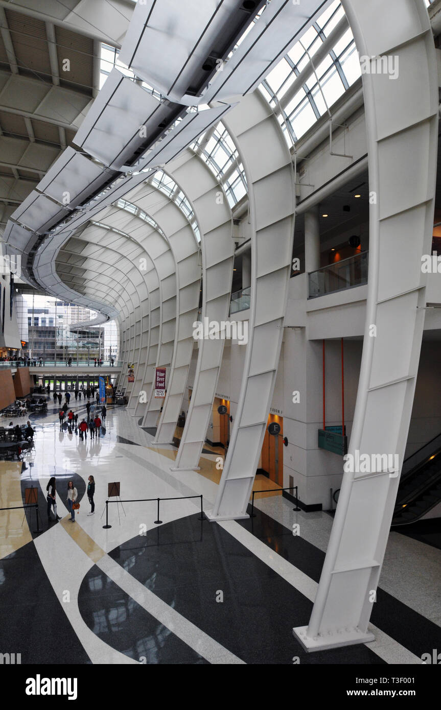 Interno del Centro Congressi DeVos Place, un multi-purpose struttura nel centro di Grand Rapids, Michigan. Il centro è stato aperto nel 2004. Foto Stock