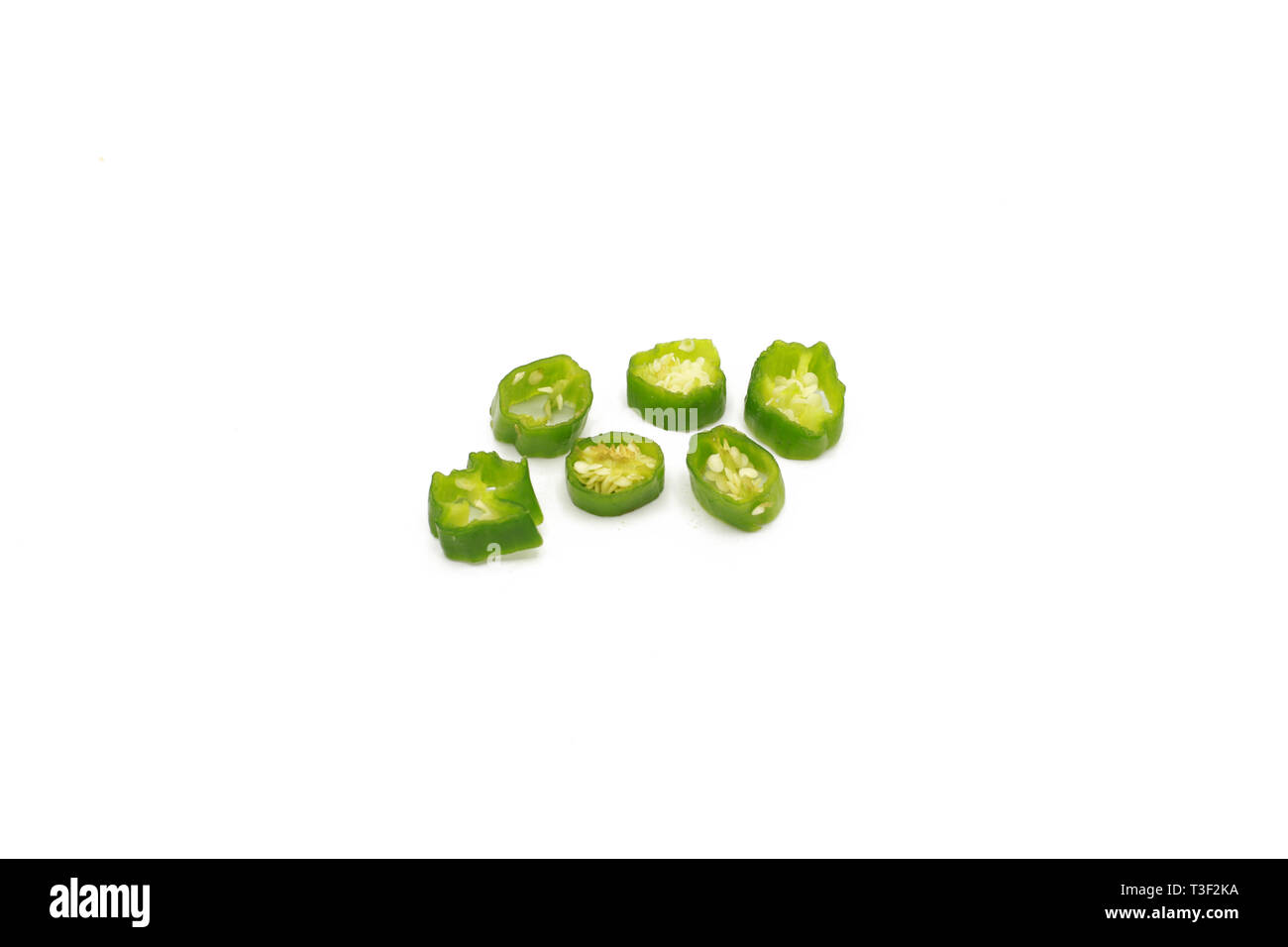 Chili pod - freschi peperoncini verdi - isolato su bianco Foto Stock