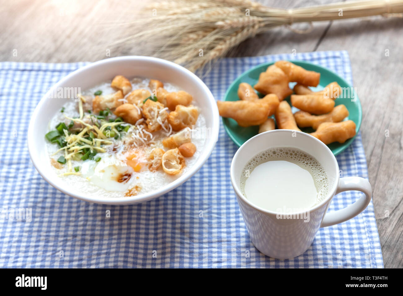Breakfase pasto. Congee o riso porridge di carne macinata di maiale, uovo sodo con latte di soia e il cinese fritte doppio bastone di pasta Foto Stock