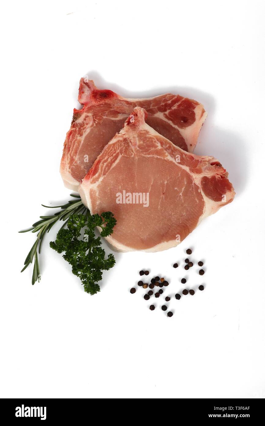 Crudo fresco bistecca di carne di maiale - lombo di maiale trita con pepe e spezie isolati su sfondo bianco Foto Stock