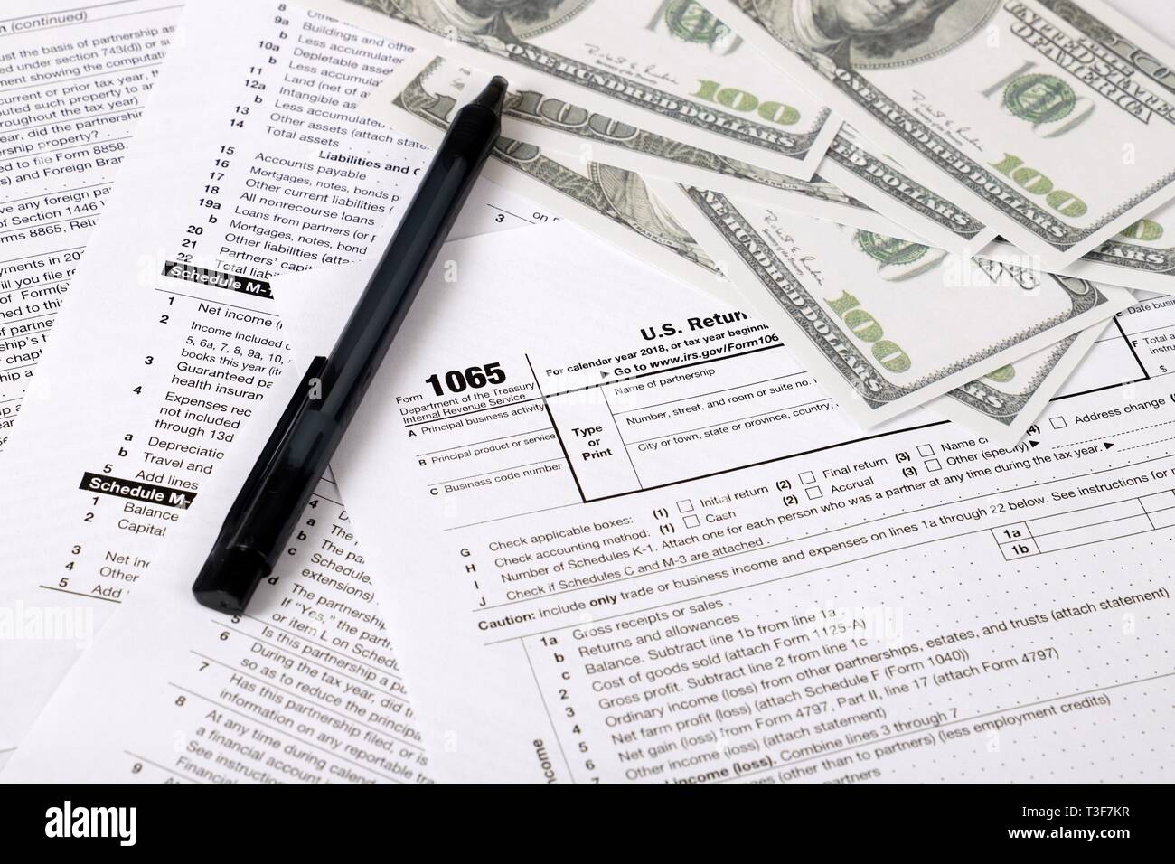 1065 forma fiscale e penna su un tavolo - noi tornare per reddito parentship Foto Stock