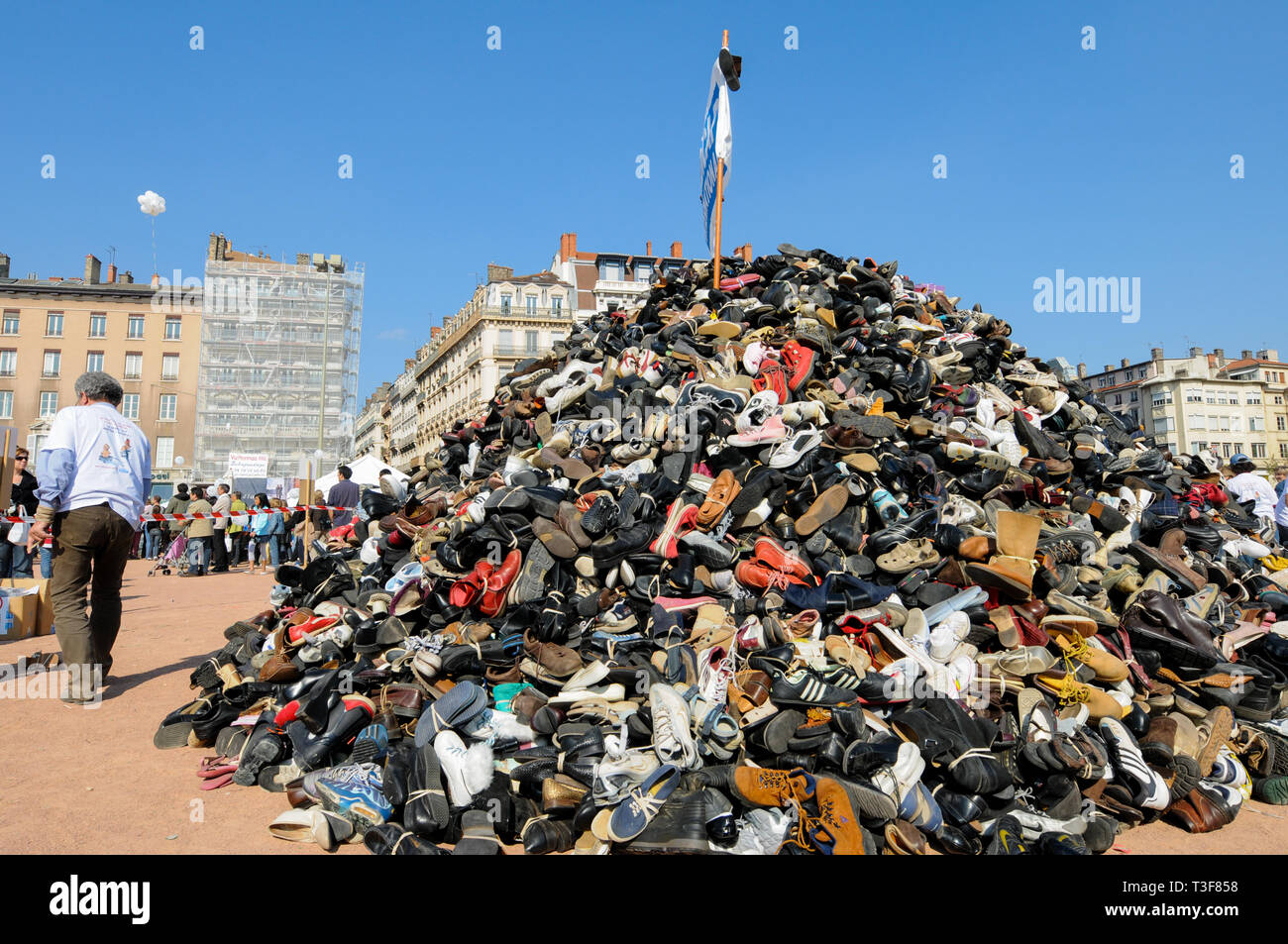 Pyamid di scarpe, Handicap International anti-mine giorno, Lione, Francia Foto Stock