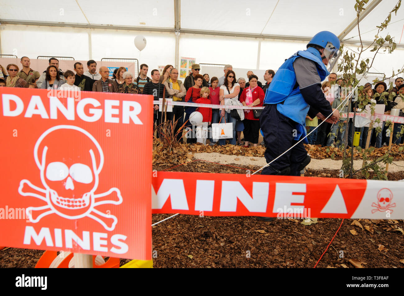 Lo sminamento dimostrativi, Handicap International anti-mine terrestri giorno, Lione, Francia Foto Stock