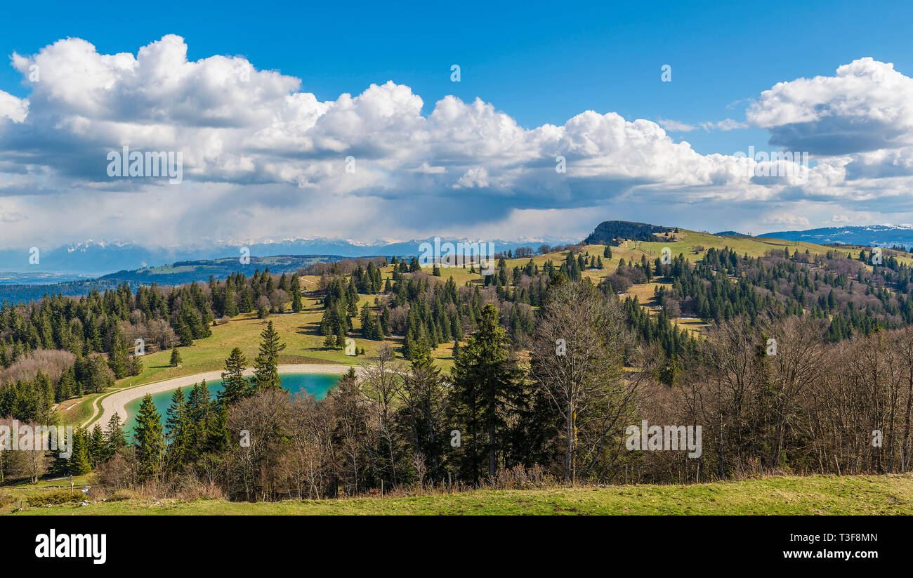 Il Jura mountain range: il Mont d'Or mountain vista dal Morond, con il serbatoio Morond che viene utilizzato per l'alimentazione di cannoni da neve Foto Stock