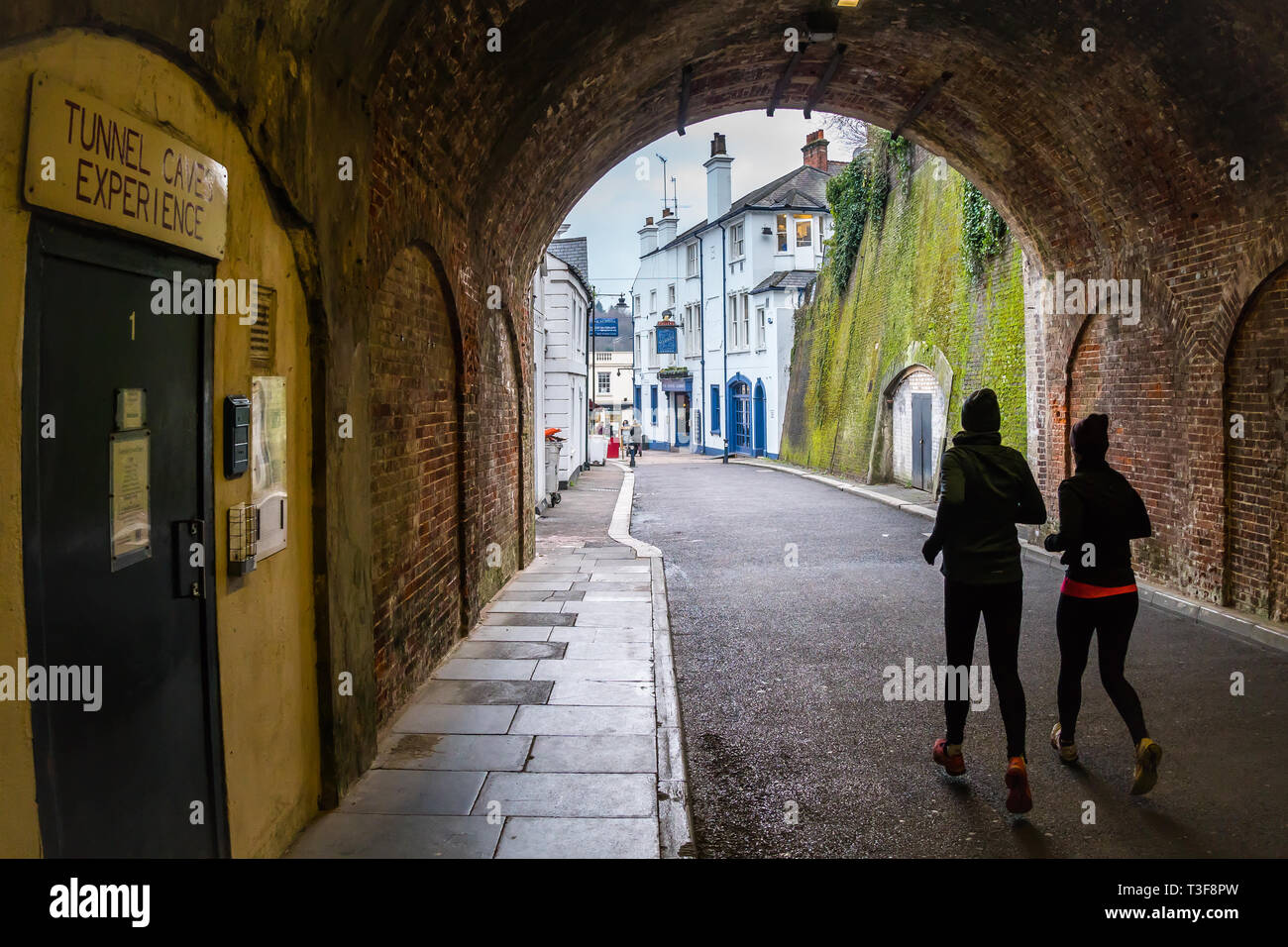 Reigate, Regno Unito - 23 Gennaio 2019 - donne in esecuzione nel tunnel Foto Stock
