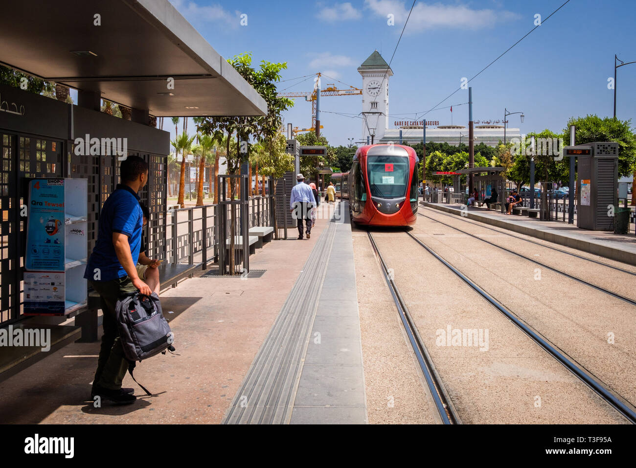 Il Marocco, Casablanca. Casa-Voyageurs stazione ferroviaria (in background) servita da tram della linea T1, un ONCF ("Office national des chemins de fer") Foto Stock