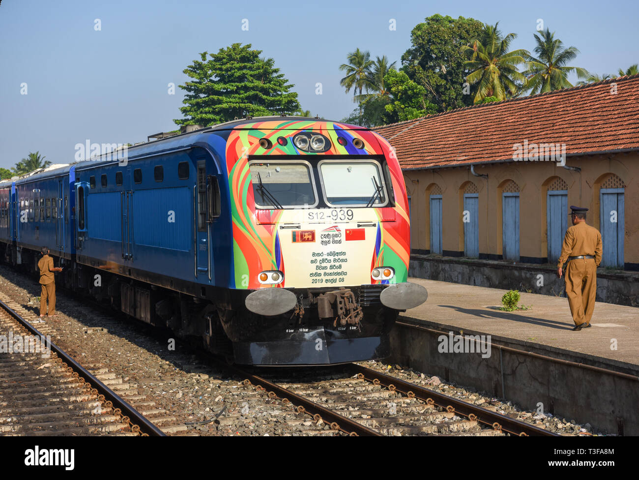 (190409) -- MATARA, Aprile 9, 2019 (Xinhua) -- Un treno ferma al Matara stazione ferroviaria si preparano a partire per Beliatta in Sri Lanka, 8 aprile 2019. Il governo dello Sri Lanka ha dichiarato lunedì per aprire una linea ferroviaria costruita tra Matara e Beliatta nella parte meridionale del paese insulare che speriamo possa aumentare il traffico passeggeri nel profondo sud. La stazione ferroviaria estensione è stata finanziata dal Export-Import Bank of China (Cina Exim Bank) e il contratto è stato aggiudicato al China National Machinery Import and Export Corporation. Una parte importante della costruzione è stata effettuata da Foto Stock