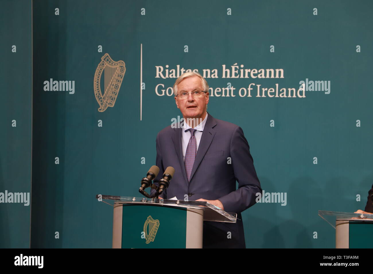 Dublino. 9 apr, 2019. Unione Europea (UE) il capo negoziatore Brexit Michel Barnier risolve una joint briefing con la stampa dopo il suo incontro con il Primo Ministro irlandese Leo Varadkar presso gli edifici del governo di Dublino, in Irlanda, 8 aprile 2019. L'Unione europea (UE) si augura che il continuo cross-party discussioni in Gran Bretagna produrrà un risultato positivo, UE capo negoziatore Brexit Michel Barnier ha detto qui il lunedì. Credito: Xinhua/Alamy Live News Foto Stock