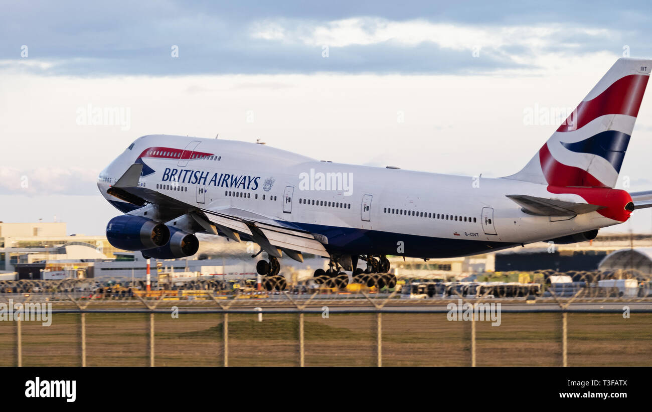 Richmond, British Columbia, Canada. 7 apr, 2019. Un British Airways Boeing 747-400 (G-CIVT) wide-body jetliner atterraggio all'Aeroporto Internazionale di Vancouver. Credito: Bayne Stanley/ZUMA filo/Alamy Live News Foto Stock