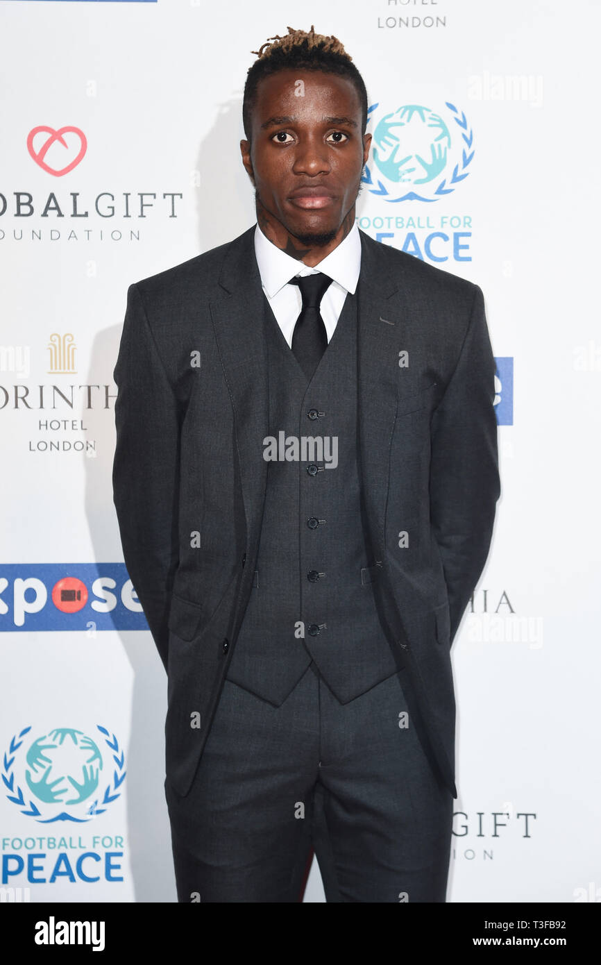 Londra, Regno Unito. 08 apr, 2019. Londra, Regno Unito. Aprile 08, 2019: Wilfred Zaha arrivando per il gioco del calcio per iniziativa di pace la cena da Global dono Foundation presso il Corinthia Hotel di Londra. Immagine: Steve Vas/Featureflash Credito: Paul Smith/Alamy Live News Foto Stock