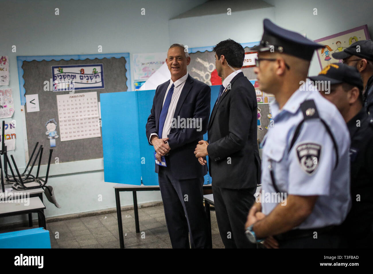 Rosh Ha Ayin, Israele. 09Apr, 2019. Benny Gants, la testina del blu e del bianco alleanza politico, arriva in corrispondenza di una stazione di polling per gettare il suo voto per il popolo israeliano elezioni generali. Credito: Ilia Yefimovich/dpa/Alamy Live News Foto Stock