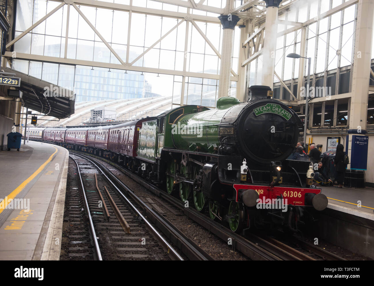 London Waterloo Stazione Ferroviaria, Londra, Regno Unito. Il 9 aprile 2019. Questa estate, il vapore sogni Rail Co. è il lancio di due nuovi flusso di lusso viaggi in treno; Il Royal Windsor vapore Express per la stazione di Waterloo a Windsor con la possibilità di gustare un brunch Champagne a bordo e il tramonto vapore Express, un tramonto esperienza culinaria attraverso le splendide colline del Surrey. Entrambi i treni su queste esperienze di solito sarà trainato da un B I classe locomotiva - 'Mayflower' - costruito nel 1948. Le gite saranno eseguite dal 4 Giugno al 3 settembre 2019. Credito: Michael Tubi/Alamy Live News Foto Stock