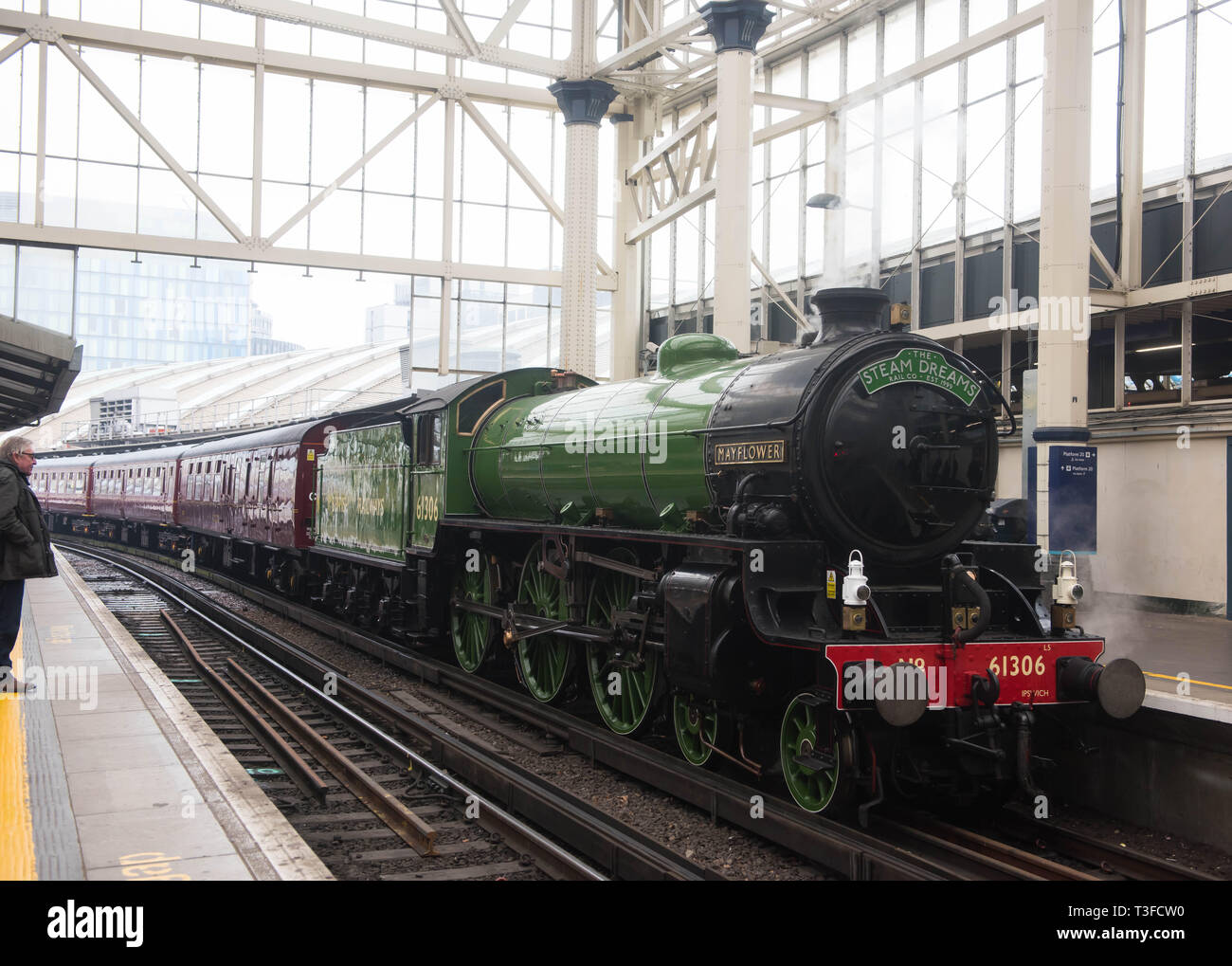London Waterloo Stazione Ferroviaria, Londra, Regno Unito. Il 9 aprile 2019. Questa estate, il vapore sogni Rail Co. è il lancio di due nuovi flusso di lusso viaggi in treno; Il Royal Windsor vapore Express per la stazione di Waterloo a Windsor con la possibilità di gustare un brunch Champagne a bordo e il tramonto vapore Express, un tramonto esperienza culinaria attraverso le splendide colline del Surrey. Entrambi i treni su queste esperienze di solito sarà trainato da un B I classe locomotiva - 'Mayflower' - costruito nel 1948. Le gite saranno eseguite dal 4 Giugno al 3 settembre 2019. Credito: Michael Tubi/Alamy Live News Foto Stock